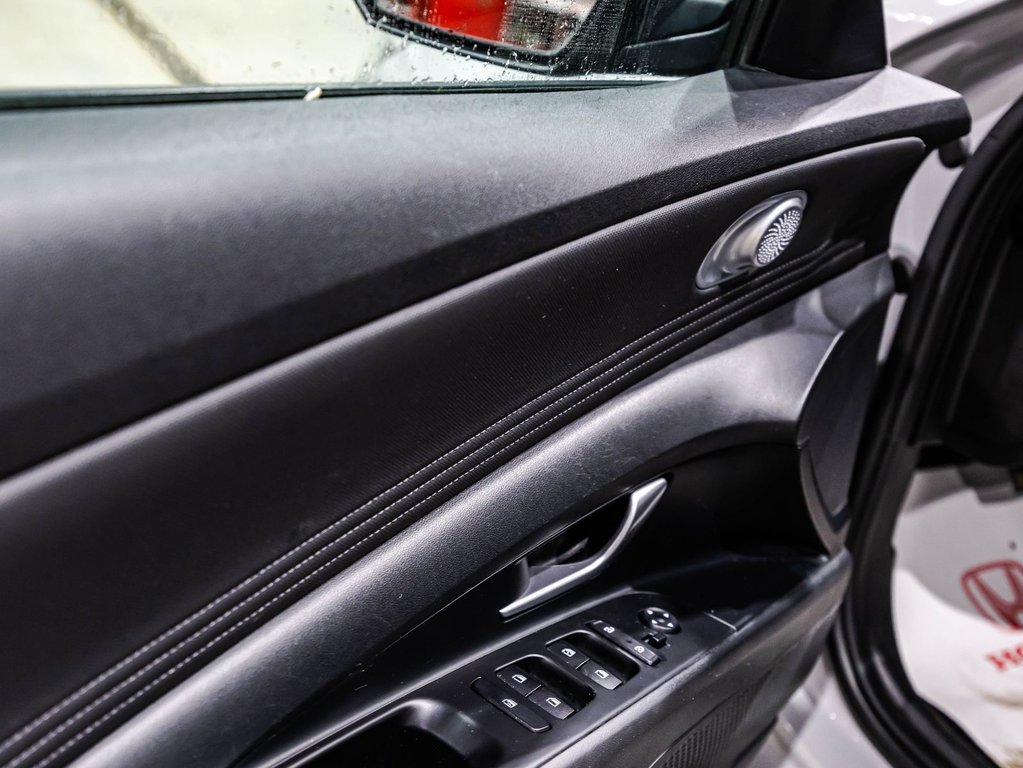 2022 Hyundai Elantra Preferred in , Quebec - 12 - w1024h768px
