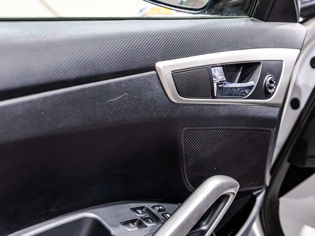 Hyundai Veloster SE 2016 à Lachenaie, Québec - 12 - w1024h768px