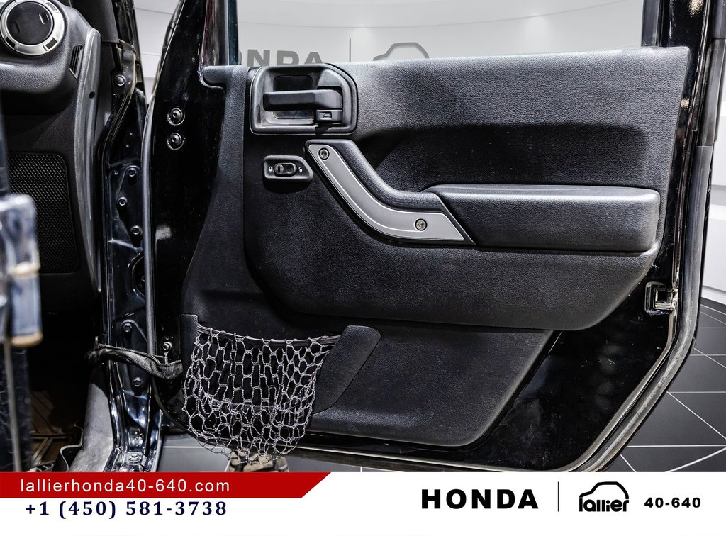 Jeep Wrangler Unlimited Sahara 2013 à Montréal, Québec - 16 - w1024h768px