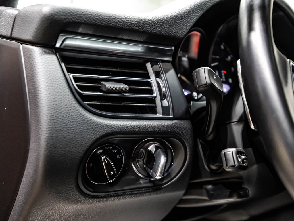 2023 Porsche Macan in Lachenaie, Quebec - 23 - w1024h768px