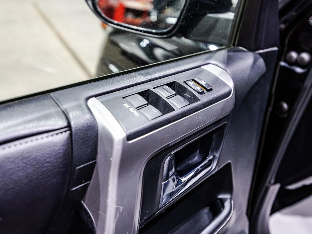 2016 Toyota 4Runner SR5 in , Quebec - 11 - w1024h768px