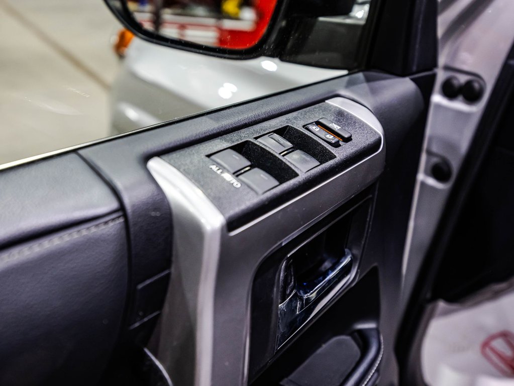 2020 Toyota 4Runner Limited in Lachenaie, Quebec - 11 - w1024h768px
