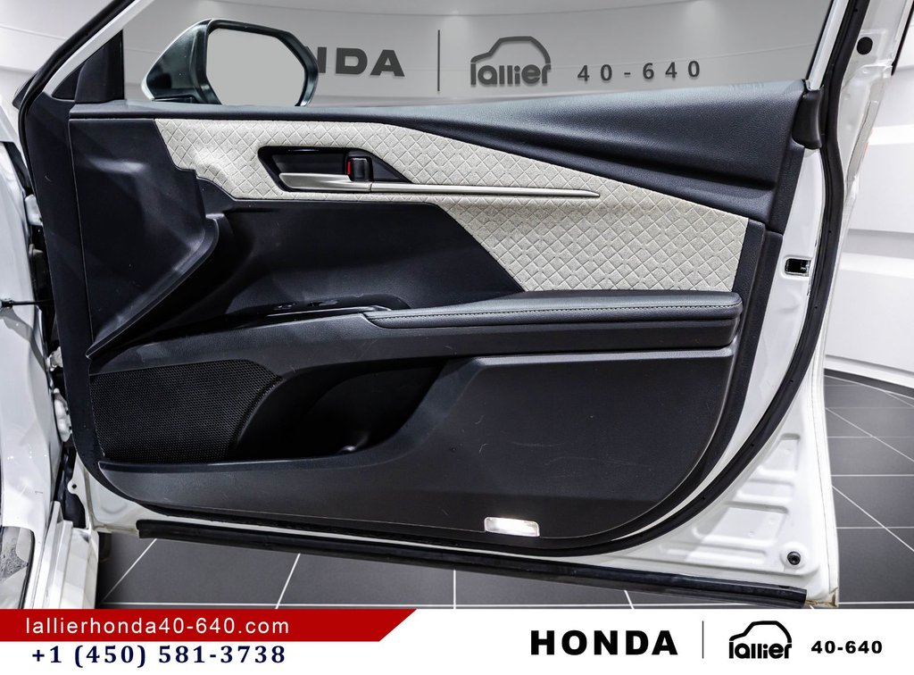 Toyota Camry Hybrid XLE AWD 2025 à Lachenaie, Québec - 16 - w1024h768px