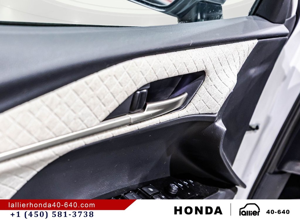 Toyota Camry Hybrid XLE AWD 2025 à Lachenaie, Québec - 11 - w1024h768px