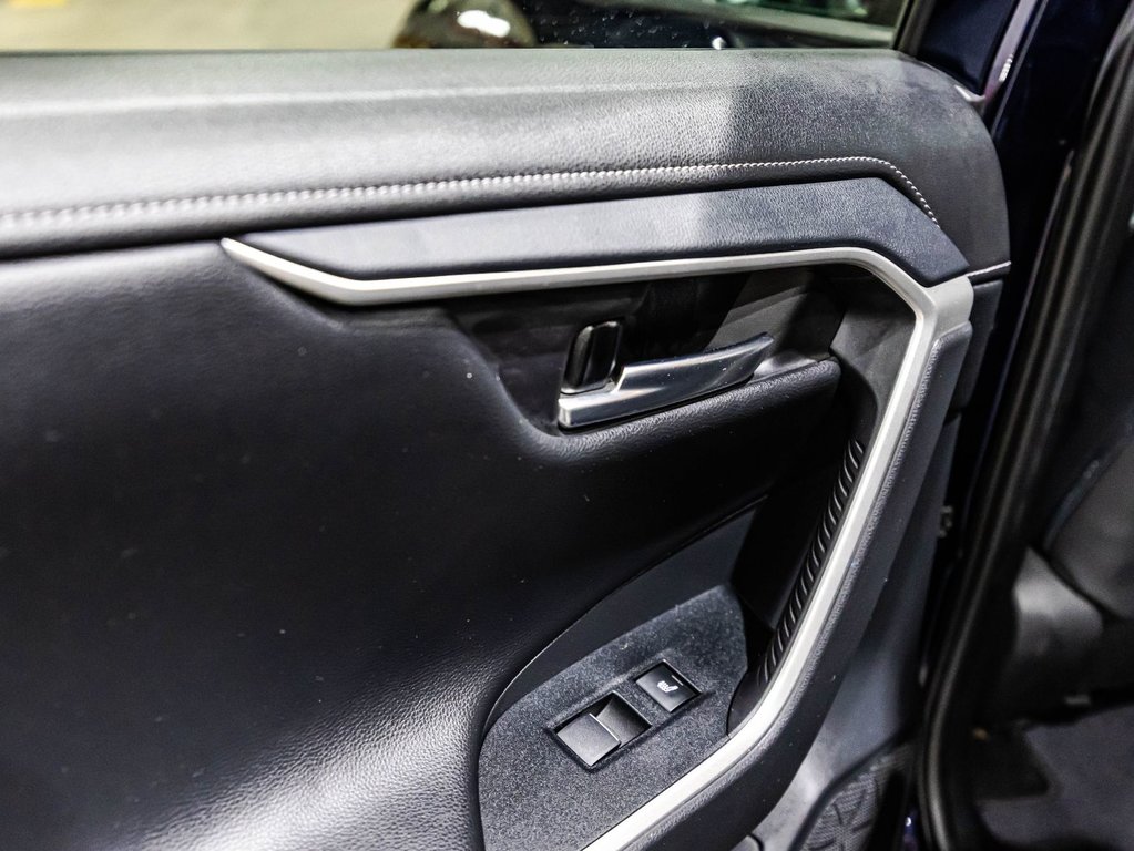 2019 Toyota RAV4 Limited in Lachenaie, Quebec - 12 - w1024h768px