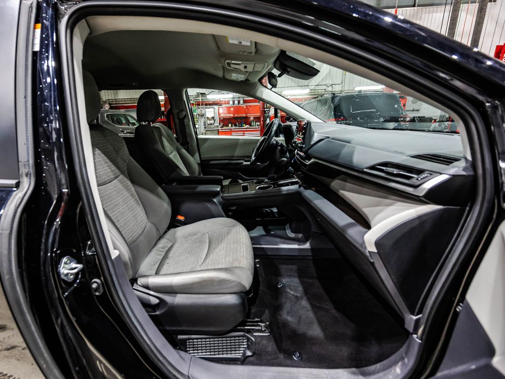 2022 Toyota Sienna LE Hybrid in Montreal, Quebec - 18 - w1024h768px