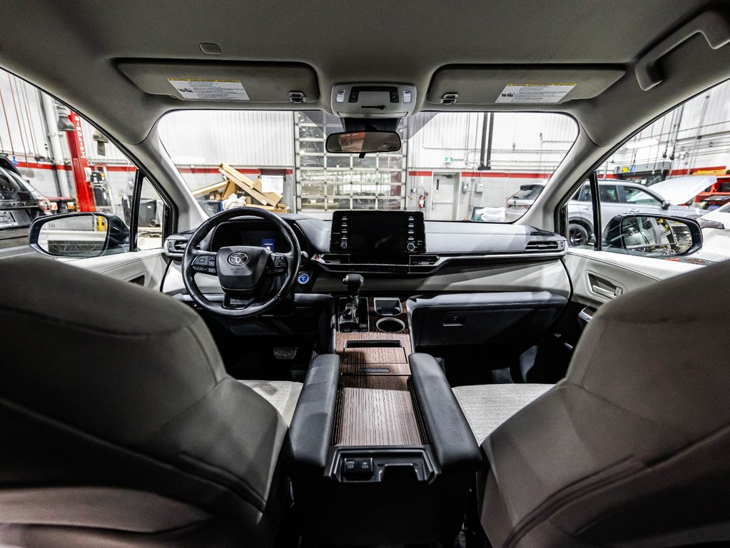 2022 Toyota Sienna LE Hybrid in Montreal, Quebec - 14 - w1024h768px