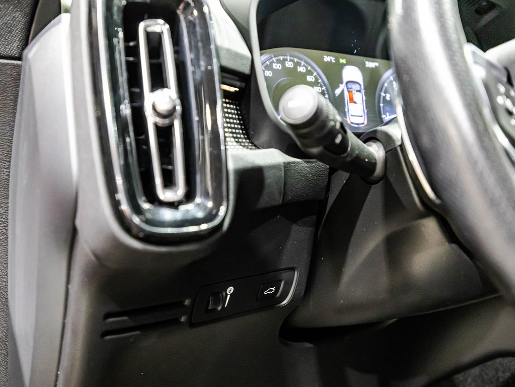 2020 Volvo XC40 R-Design in , Quebec - 22 - w1024h768px