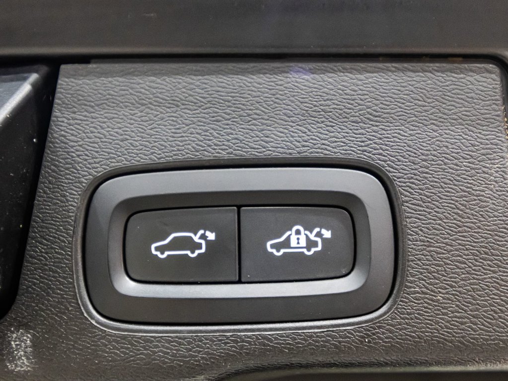 Volvo XC60 Plus Bright Theme 2023 à Lachenaie, Québec - 15 - w1024h768px