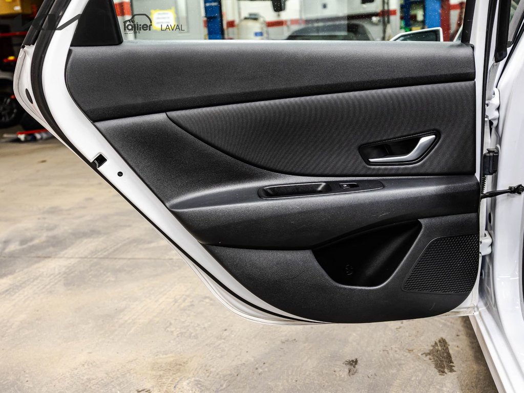 2023 Hyundai Elantra Preferred in Montréal, Quebec - 12 - w1024h768px