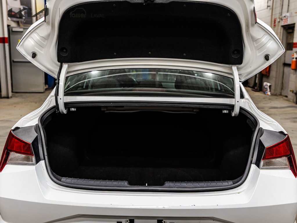 2023 Hyundai Elantra Preferred in Montréal, Quebec - 15 - w1024h768px