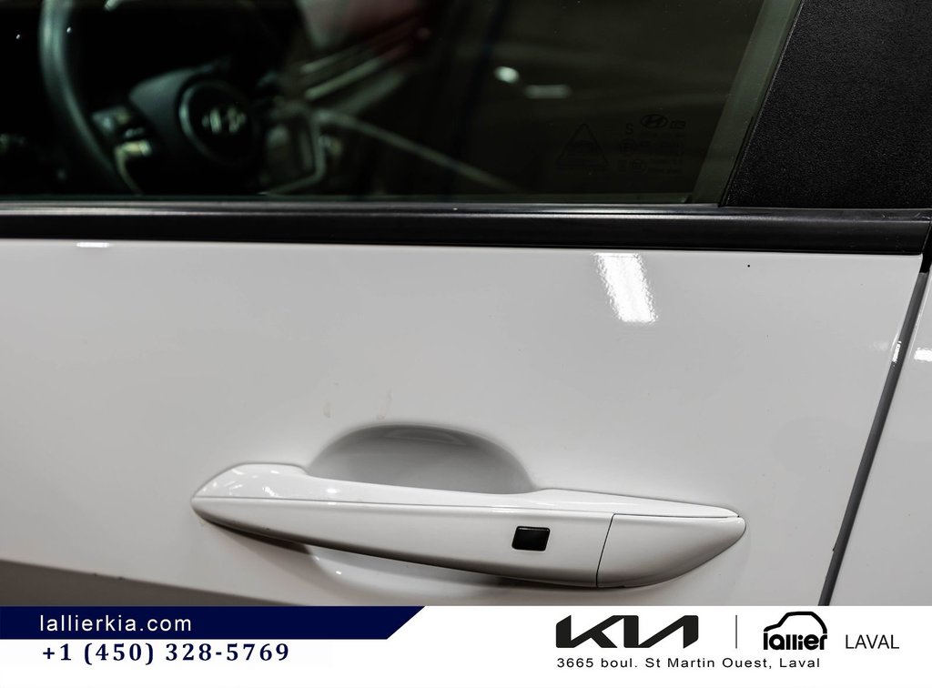 2025 Hyundai Elantra Preferred in Montréal, Quebec - 11 - w1024h768px