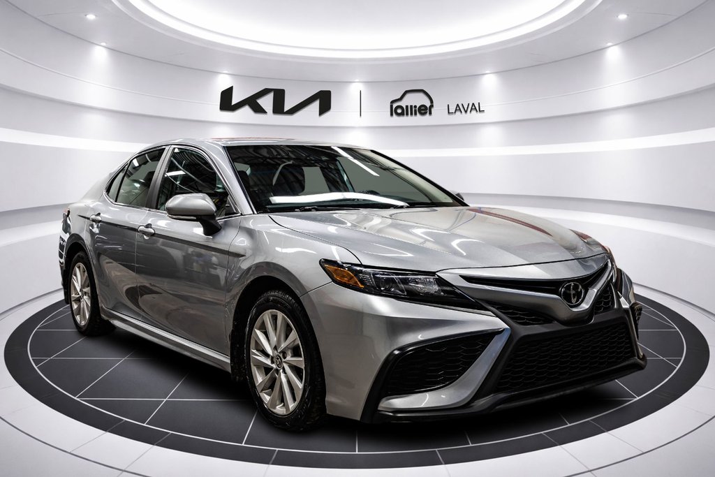 2023 Toyota Camry SE in Montréal, Quebec - 1 - w1024h768px