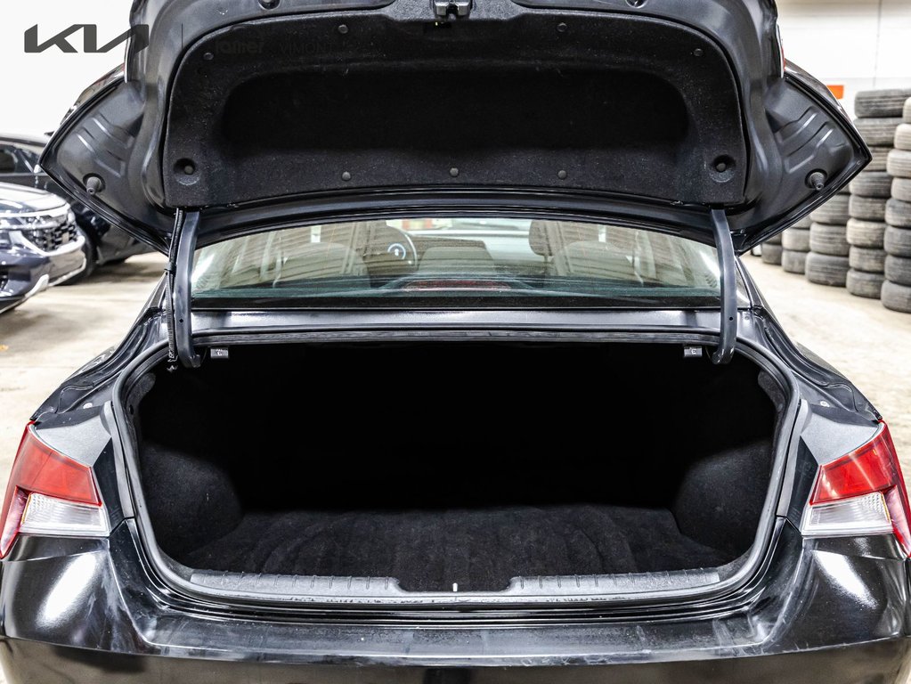 Hyundai Elantra Preferred 2023 à Montréal, Québec - 24 - w1024h768px