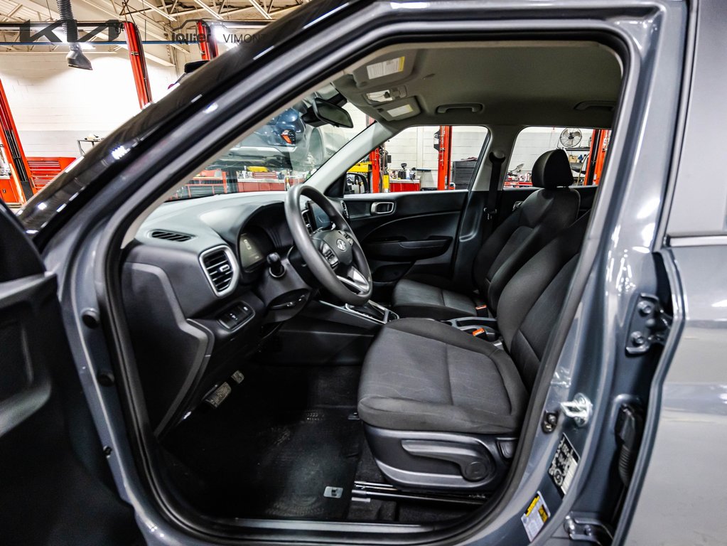 Hyundai Venue Essential 2024 à , Québec - 7 - w1024h768px