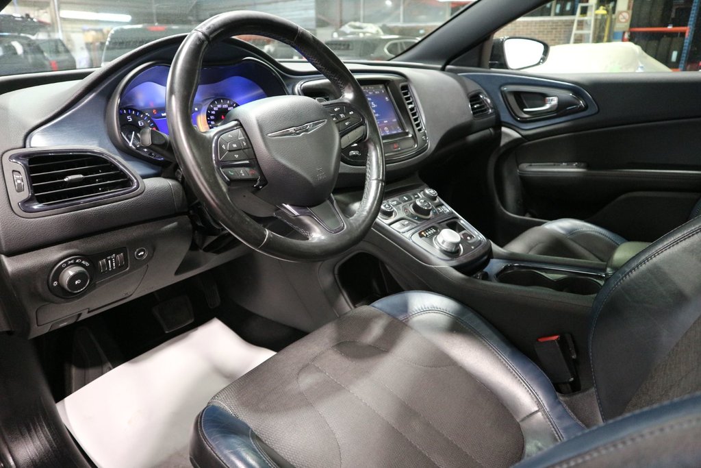 2015 Chrysler 200 S*TOIT PANORAMIQUE* in Quebec, Quebec - 13 - w1024h768px