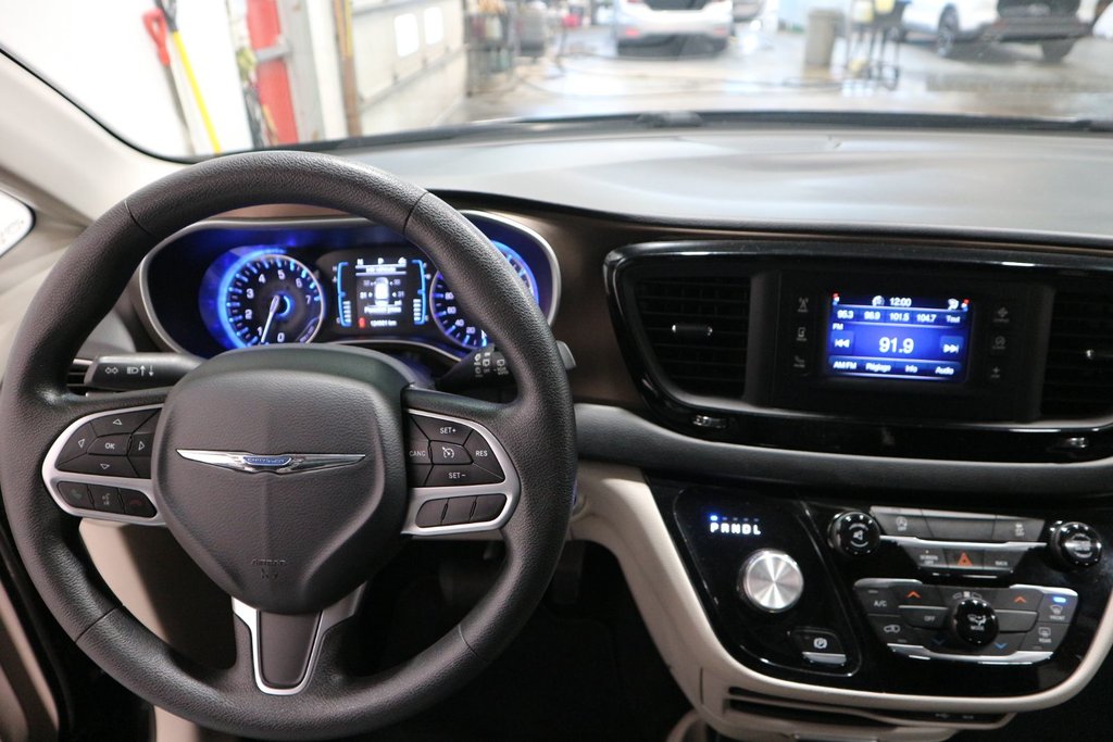 Chrysler Pacifica LX*7 PASSAGERS* 2017 à Quebec, Québec - 16 - w1024h768px