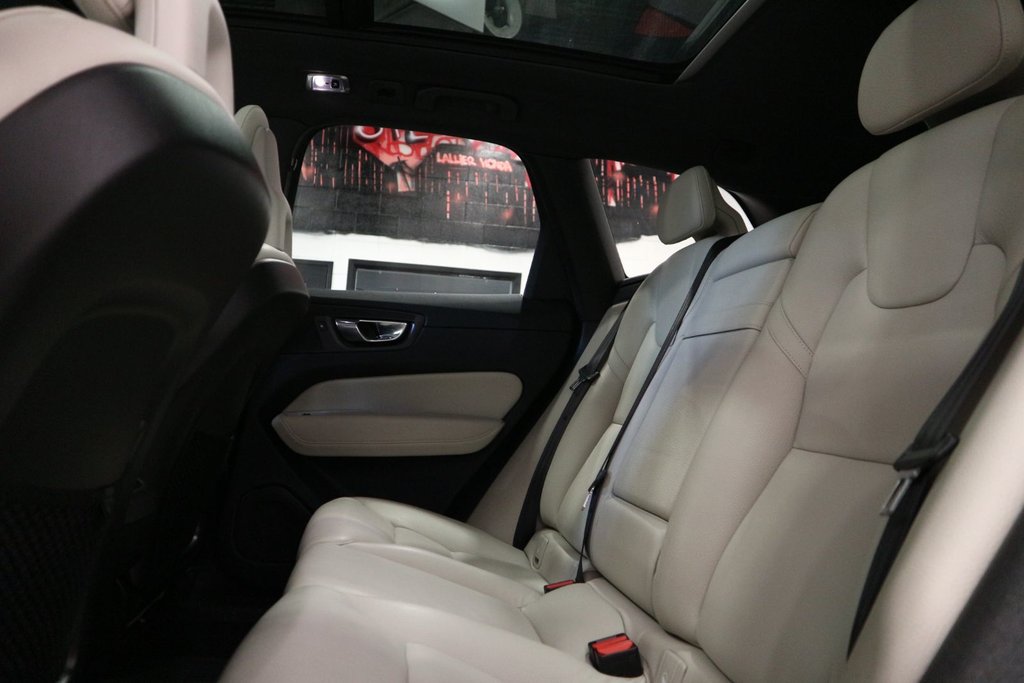 Volvo XC60 Momentum*TOIT PANORAMIQUE* 2018 à Québec, Québec - 26 - w1024h768px