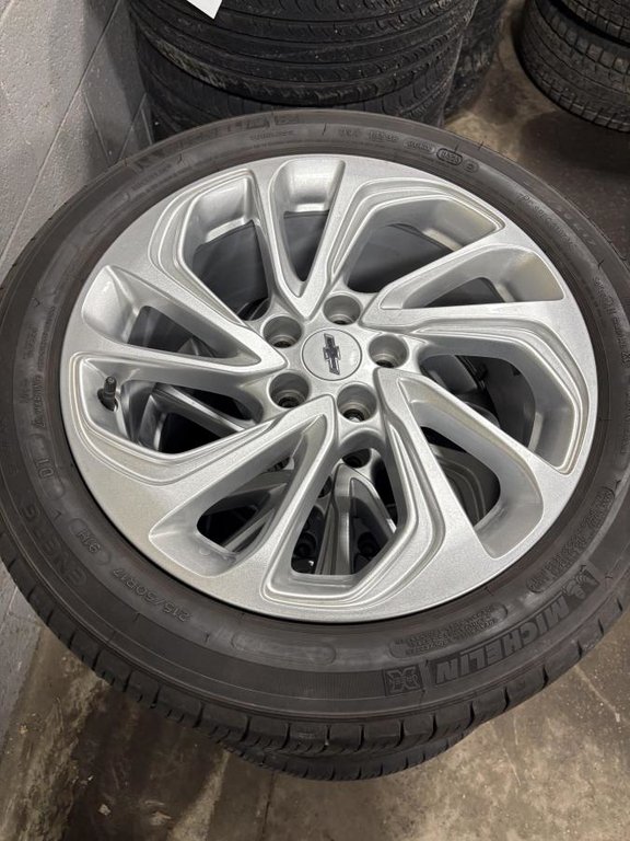 Chevrolet Bolt EUV LT 26 000 KM COMME NEUF I 8 PNEUS I CARPLAY I MAGS I SIEGES CHAUFFANTS I DEMARREUR 2023 à Montréal, Québec - 13 - w1024h768px