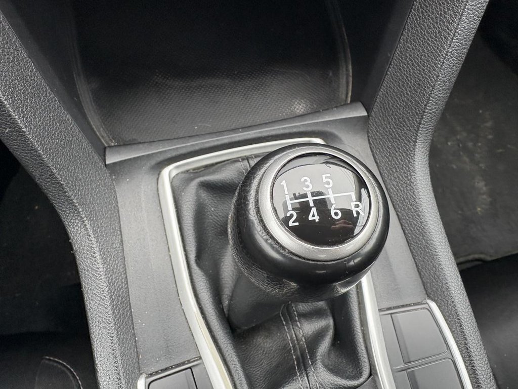 2019 Honda Civic LX MANUELLE!!!!!!!! CARPLAY MAGS I SIEGES CHAUFFANT I CAMERA I BLUETOOTH I SÉCURITÉ ACTIVE in Montréal, Quebec - 13 - w1024h768px