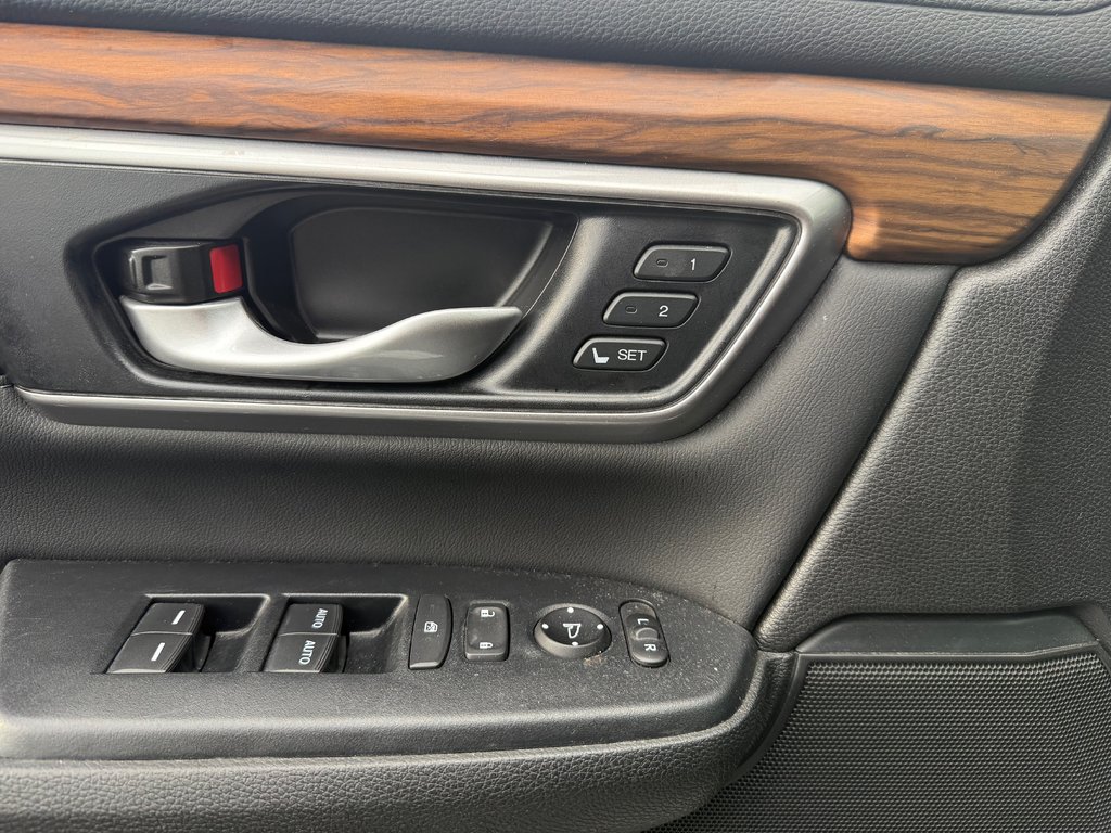 2022 Honda CR-V TOURING in Montreal, Quebec - 11 - w1024h768px