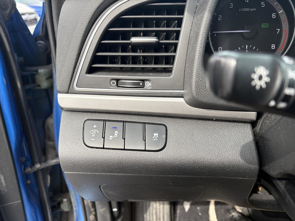 Hyundai Elantra GL  MAGS I  CARPLAY I SIEGES ET VOLANT CHAUFFANTS I CAMERA I SECURITE ACTIVE 2017 à Montréal, Québec - 7 - w1024h768px
