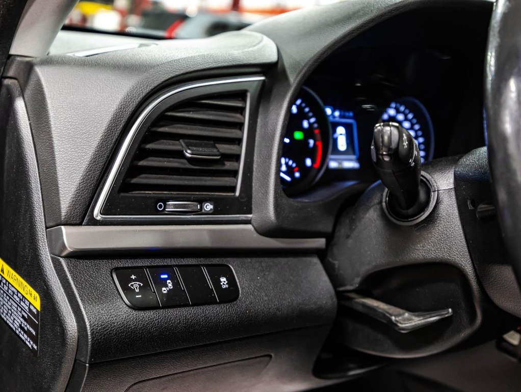 Hyundai Elantra GL SIEGES ET VOLANT CHAUFFANTS I CARPLAY I MAGS I CAMERA I SECURITE ACTIVE 2018 à Montréal, Québec - 20 - w1024h768px