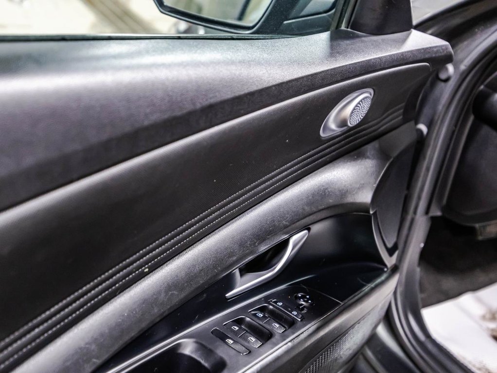 Hyundai Elantra Preferred ENS TECH I FREINS NEUFS AUX 4 ROUES I CARPLAY I MAGS I SIEGES ET VOLANT CHAUFFANTS I 2023 à Montréal, Québec - 12 - w1024h768px