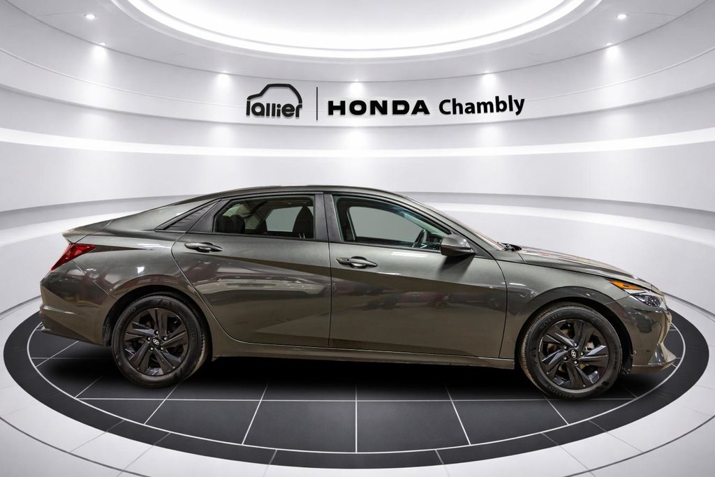 Hyundai Elantra Preferred ENS TECH I FREINS NEUFS AUX 4 ROUES I CARPLAY I MAGS I SIEGES ET VOLANT CHAUFFANTS I 2023 à Montréal, Québec - 8 - w1024h768px
