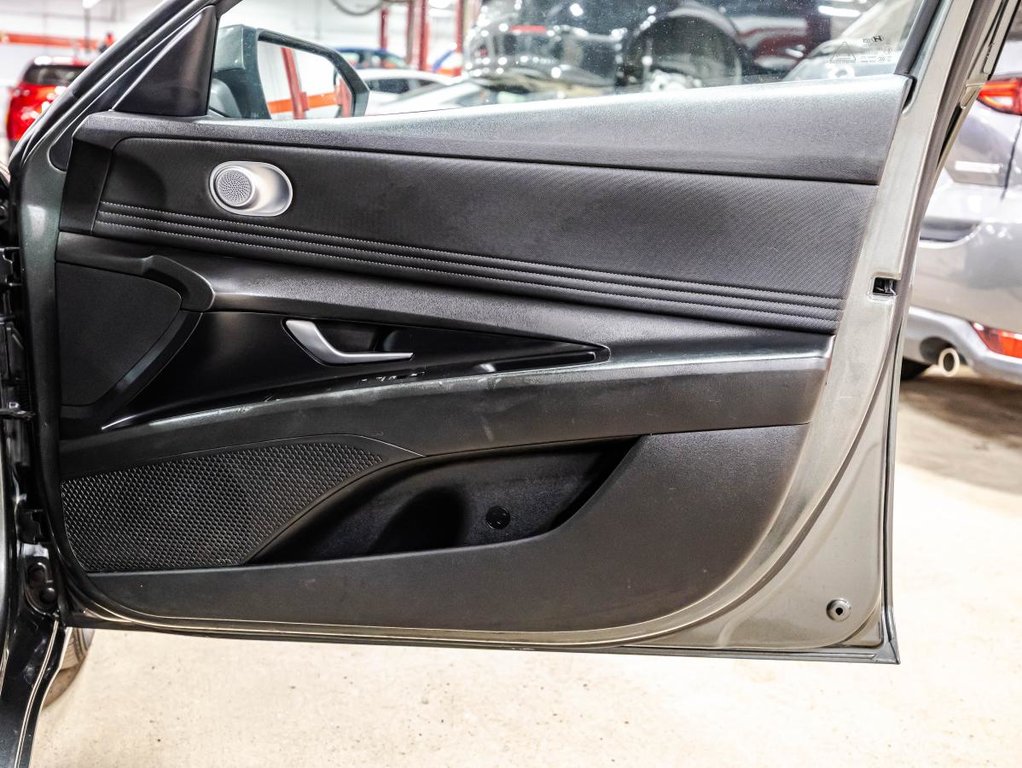 Hyundai Elantra Preferred ENS TECH I FREINS NEUFS AUX 4 ROUES I CARPLAY I MAGS I SIEGES ET VOLANT CHAUFFANTS I 2023 à Montréal, Québec - 17 - w1024h768px