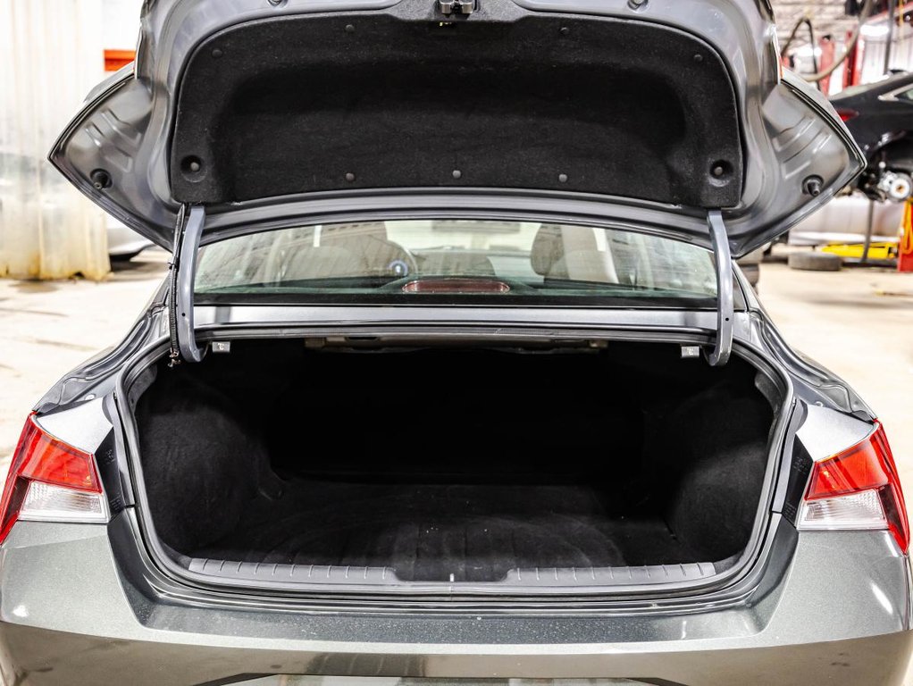 Hyundai Elantra Preferred ENS TECH I FREINS NEUFS AUX 4 ROUES I CARPLAY I MAGS I SIEGES ET VOLANT CHAUFFANTS I 2023 à Montréal, Québec - 16 - w1024h768px