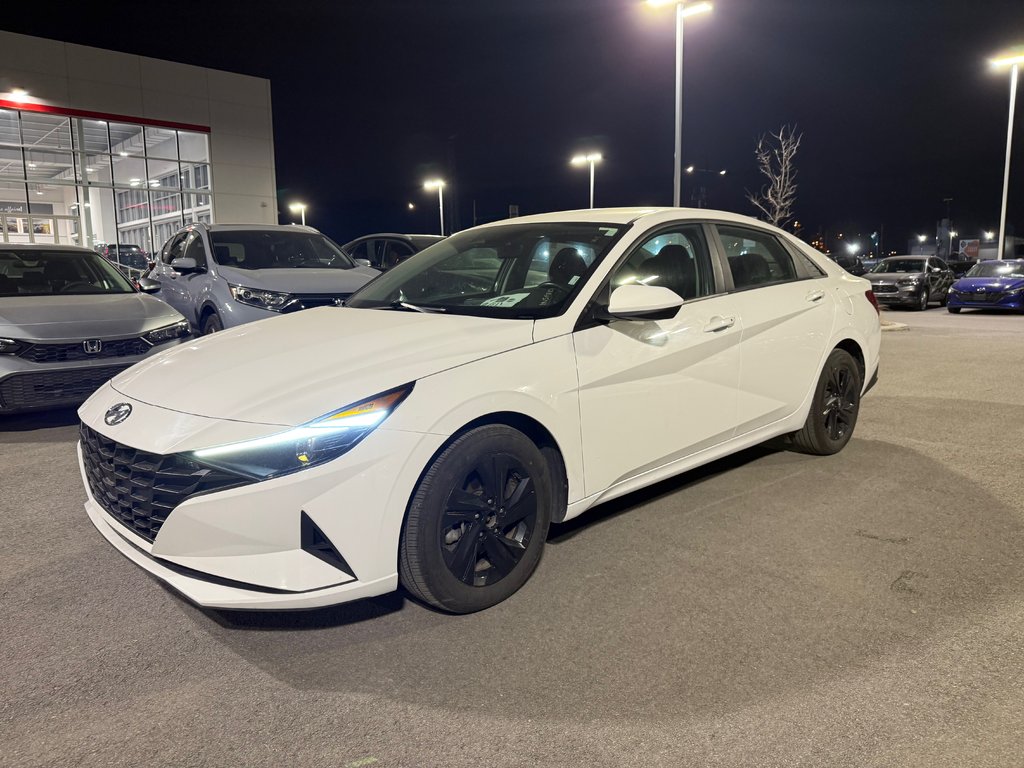 2023 Hyundai Elantra Preferred in Montreal, Quebec - 1 - w1024h768px