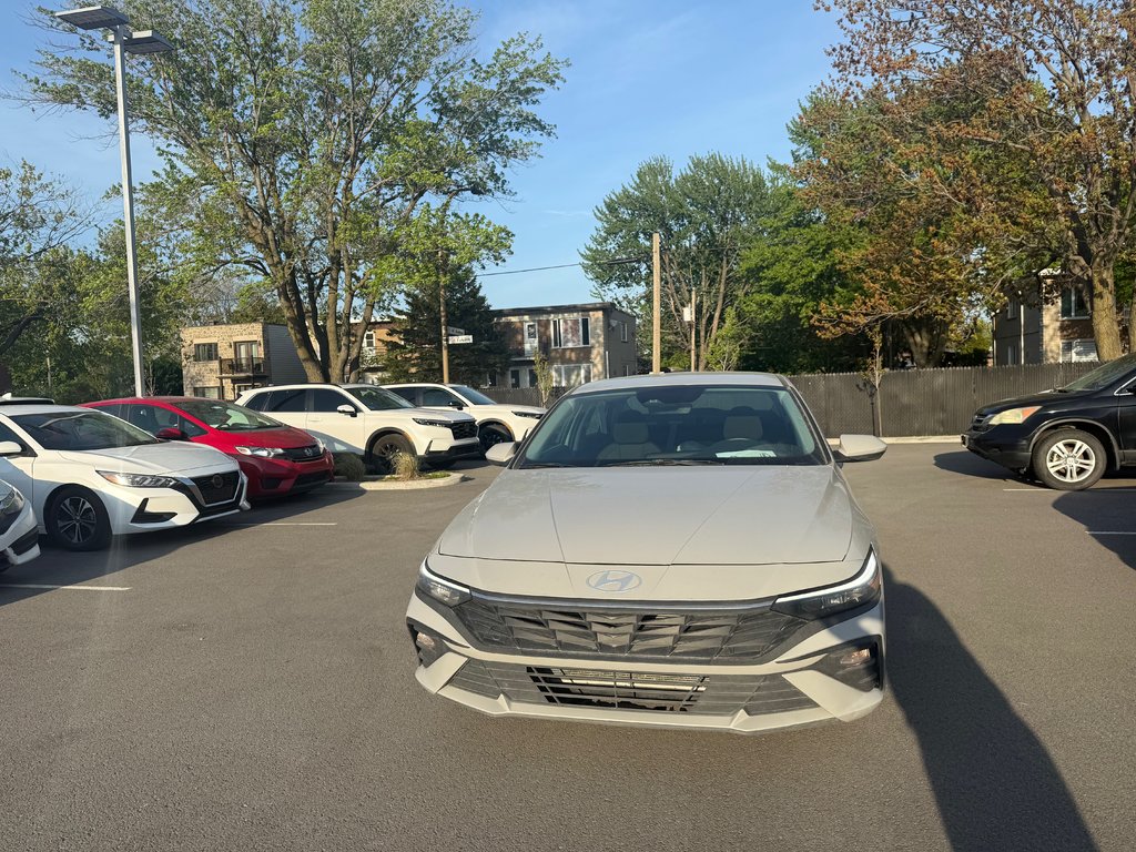 Hyundai Elantra Essential 2025 à Montréal, Québec - 1 - w1024h768px