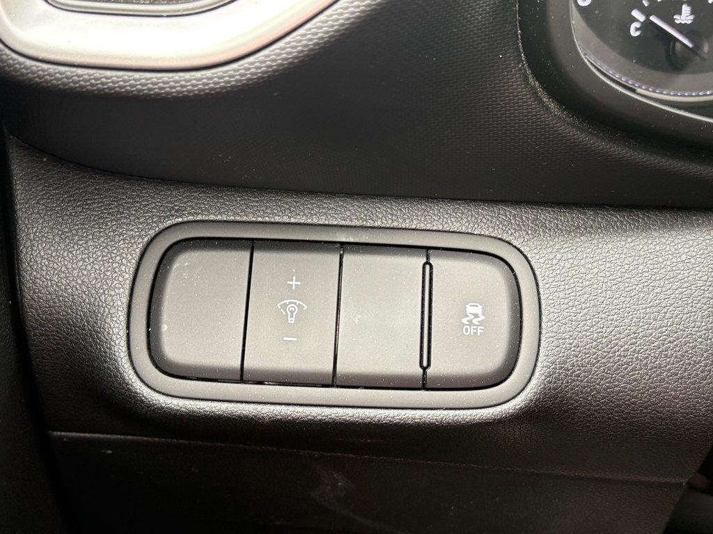 2021 Hyundai Venue Essential in Montreal, Quebec - 11 - w1024h768px