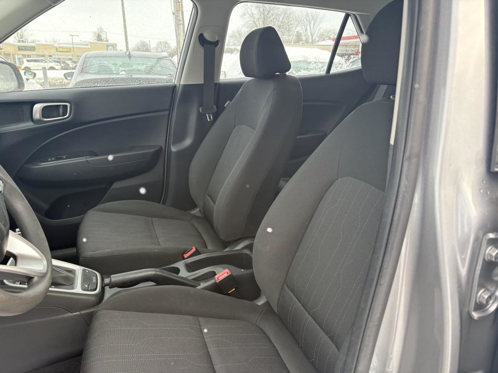 Hyundai Venue Essential IVT 14 000 KM SEULEMENT I CARPLAY I BLUETOOTH I CAMERA  I SIEGES CHAUFFANTS 2023 à , Québec - 8 - w1024h768px