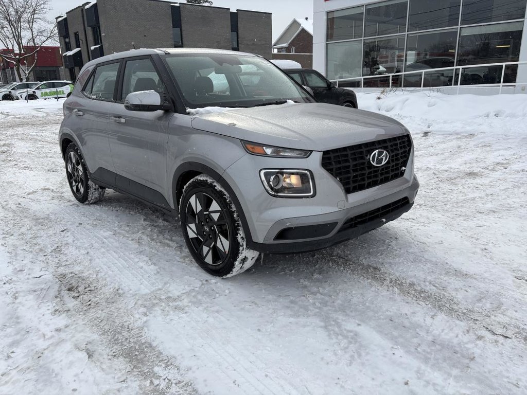 Hyundai Venue Essential IVT 14 000 KM SEULEMENT I CARPLAY I BLUETOOTH I CAMERA  I SIEGES CHAUFFANTS 2023 à , Québec - 2 - w1024h768px