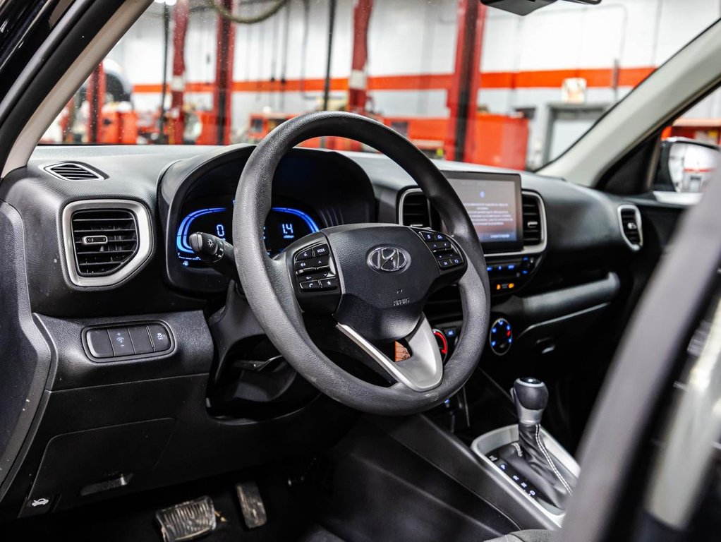 2024 Hyundai Venue Essential CAMERA I SIEGES CHAUFFANTS I CARPLAY I BLUETOOTH in Montréal, Quebec - 19 - w1024h768px