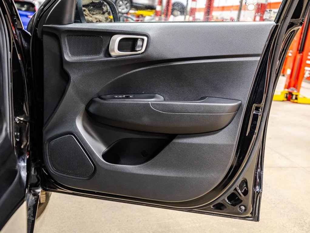 2024 Hyundai Venue Essential CAMERA I SIEGES CHAUFFANTS I CARPLAY I BLUETOOTH in Montréal, Quebec - 16 - w1024h768px