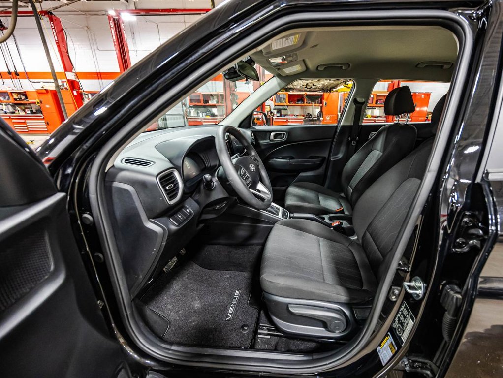 2024 Hyundai Venue Essential CAMERA I SIEGES CHAUFFANTS I CARPLAY I BLUETOOTH in Montréal, Quebec - 18 - w1024h768px