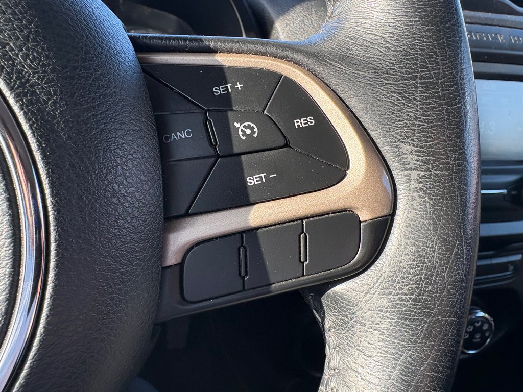 2015 Jeep Renegade North AWD in Lachenaie, Quebec - 8 - w1024h768px