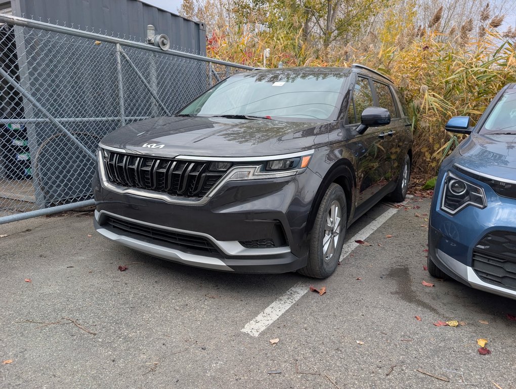2023 Kia Carnival LX+ in Montréal, Quebec - 1 - w1024h768px