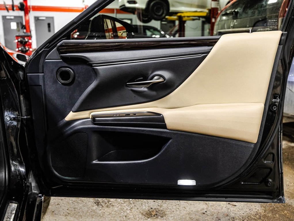 2019 Lexus ES 300h CUIR I TOIT OUVRANT I SIEGES CHAUFFANTS ET VENTILÉS I MAGS I CAMERA I SECURITE ACTIVE in , Quebec - 16 - w1024h768px