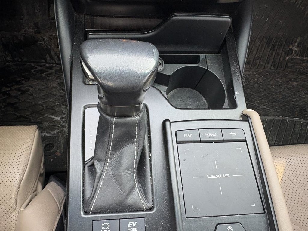 2019 Lexus ES 300h CUIR I TOIT OUVRANT I SIEGES CHAUFFANTS ET VENTILÉS I MAGS I CAMERA I SECURITE ACTIVE in , Quebec - 13 - w1024h768px