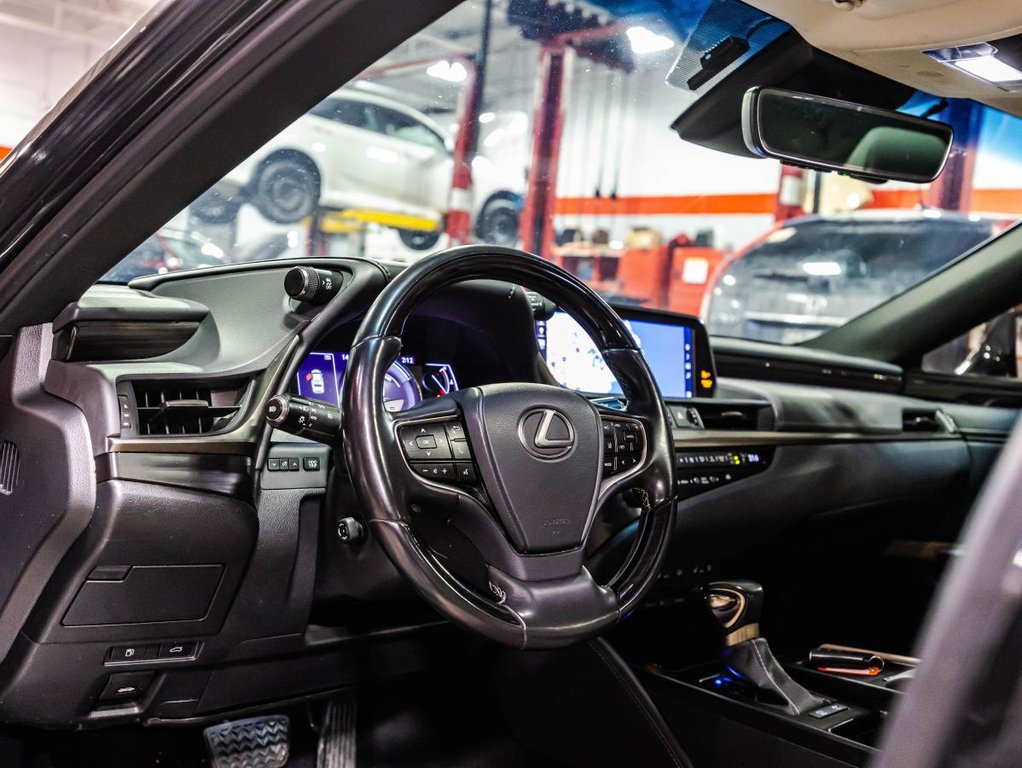 2019 Lexus ES 300h CUIR I TOIT OUVRANT I SIEGES CHAUFFANTS ET VENTILÉS I MAGS I CAMERA I SECURITE ACTIVE in , Quebec - 20 - w1024h768px