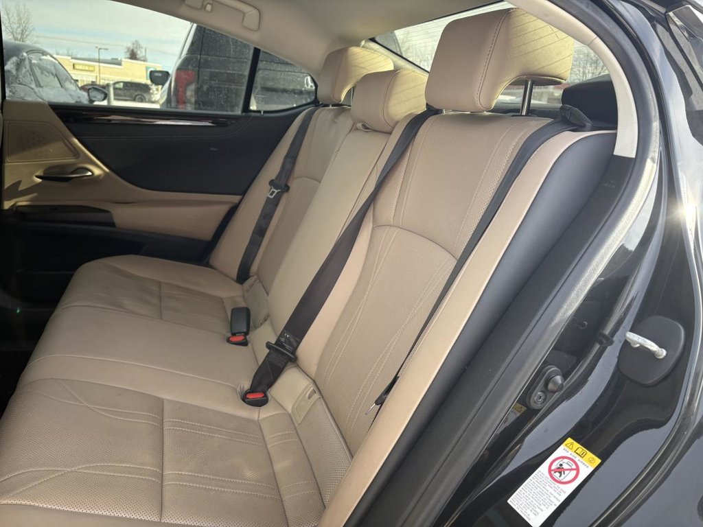 2019 Lexus ES 300h CUIR I TOIT OUVRANT I SIEGES CHAUFFANTS ET VENTILÉS I MAGS I CAMERA I SECURITE ACTIVE in , Quebec - 7 - w1024h768px