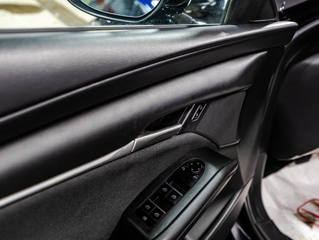 2023 Mazda 3 Sport GX SIEGES CUFFANTS I BLUETOOTH I CAMERA I CARPLAY I ACTIVE SECURITY in Montréal, Quebec - 11 - w1024h768px