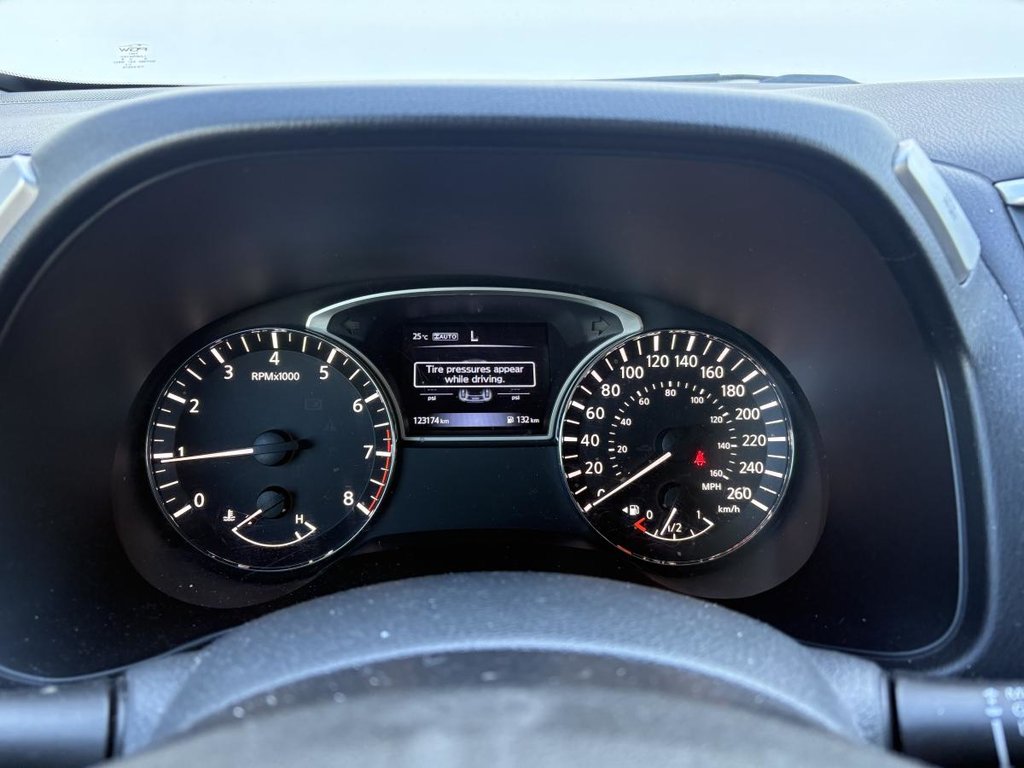 Nissan Pathfinder 4 RM 4 portes SV 123 000 KM SEULEMENT 7 PLACES 2017 à , Québec - 8 - w1024h768px