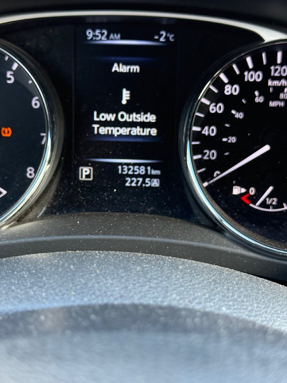 2016 Nissan Rogue SV AWD in Montréal, Quebec - 7 - w1024h768px