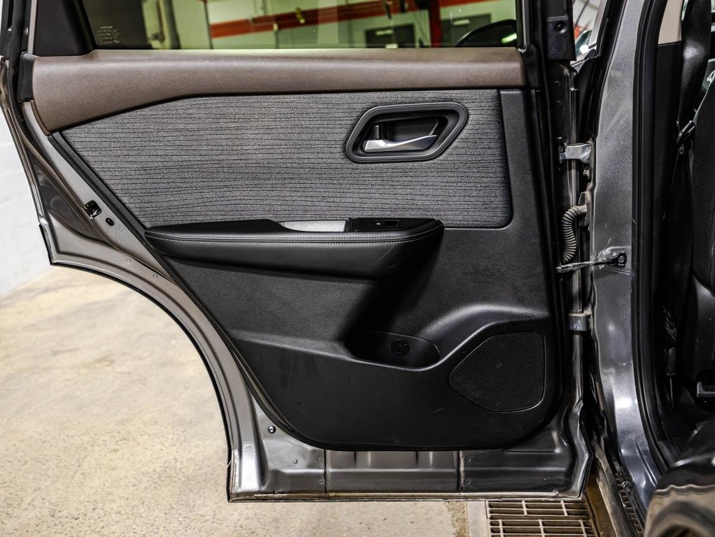 Nissan Rogue SV Moonroof 2023 à Montréal, Québec - 13 - w1024h768px
