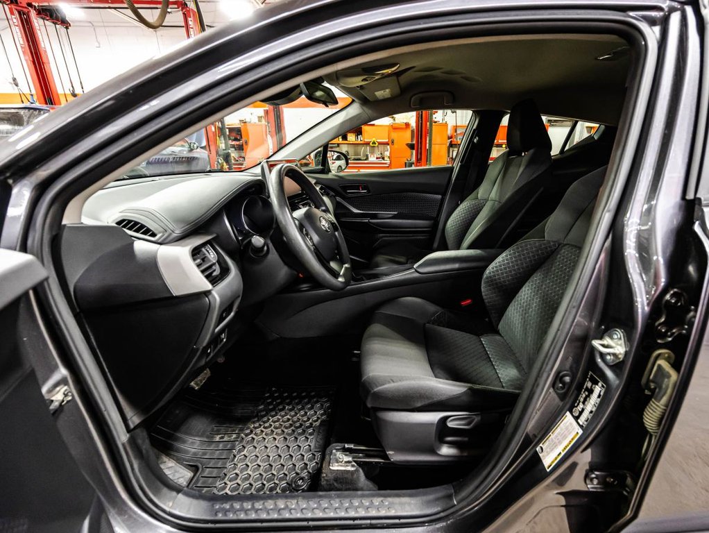 2021 Toyota C-HR LE I JAMAIS ACCIDENTÉ I CARPLAY I CAMERA I BLUETOOTH I SECURITE ACTIVE in , Quebec - 18 - w1024h768px